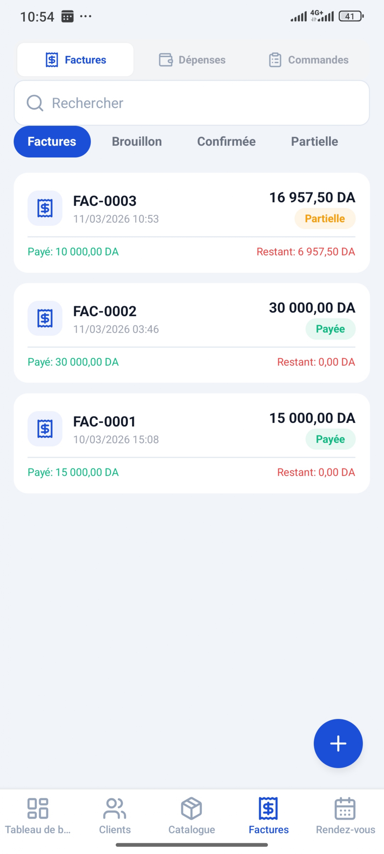 M3allem Pro: Invoices view: full list of invoices with paid, partial and draft statuses, amounts in Algerian Dinar and outstanding balance at a glance.